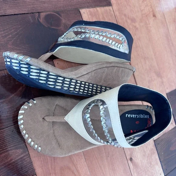 ✨ NWOT Modzori Valencia 1 - Cream flips to Black✨ - Picture 2 of 3